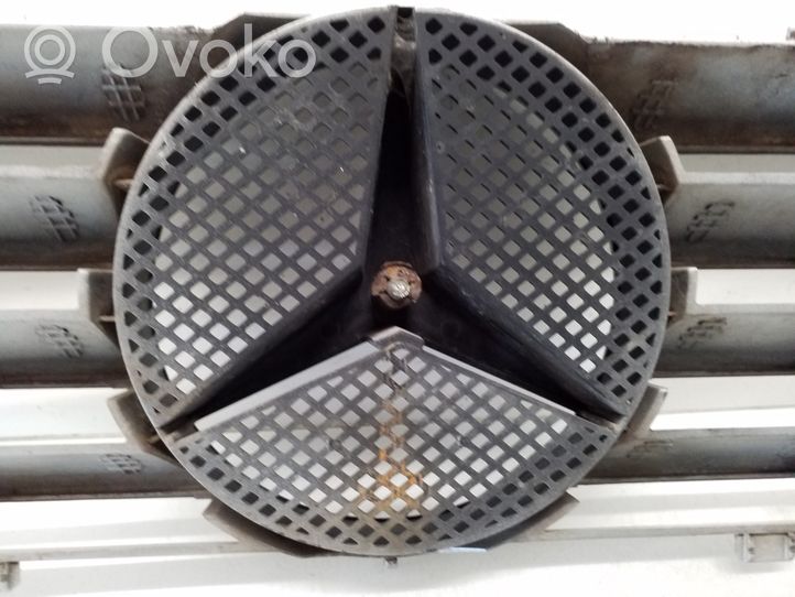 Mercedes-Benz Vito Viano W638 Grille calandre supérieure de pare-chocs avant A6388880515