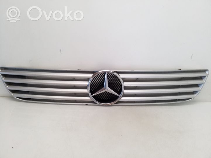 Mercedes-Benz Vito Viano W638 Grille calandre supérieure de pare-chocs avant A6388880515