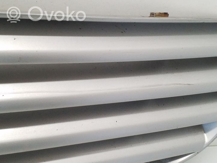 Mercedes-Benz Vito Viano W638 Grille calandre supérieure de pare-chocs avant A6388880515