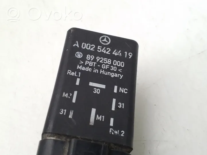 Mercedes-Benz Vito Viano W639 Jäähdytyspuhaltimen rele A0025424419