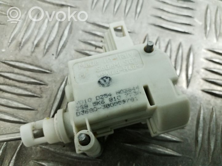 Volkswagen Golf VI Serratura del tappo del serbatoio del carburante 5K6810773A