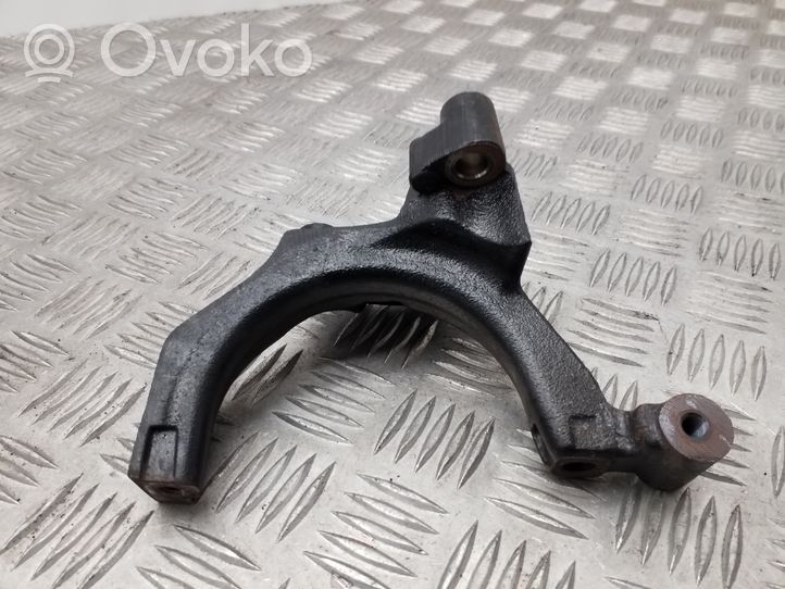 Audi Q3 8U EGR-venttiilin/lauhduttimen kiinnike 04L131425A