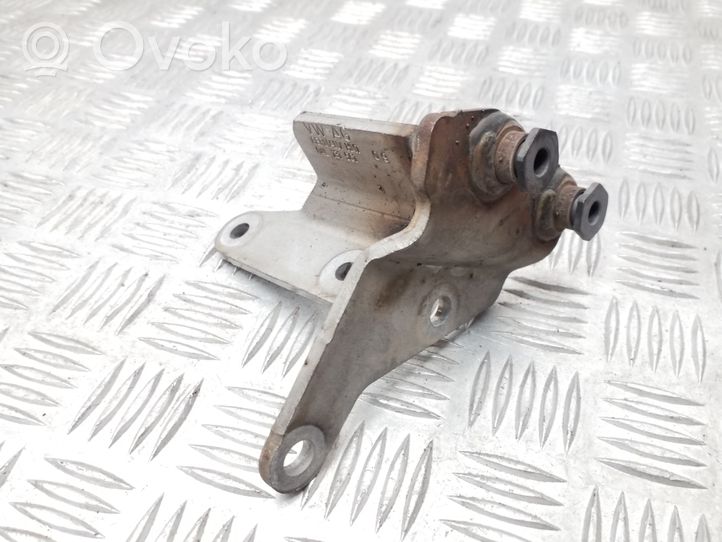 Audi Q3 8U Staffa/supporto di montaggio della marmitta 04L131561J