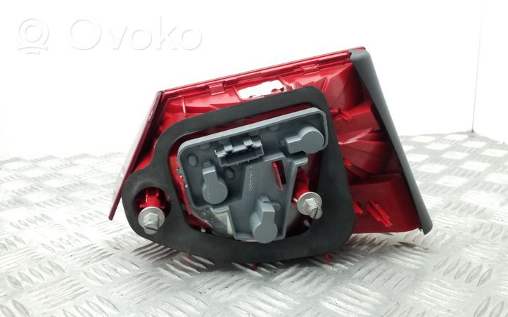 Volkswagen Jetta VI Lampy tylnej klapy bagażnika 5C6945260