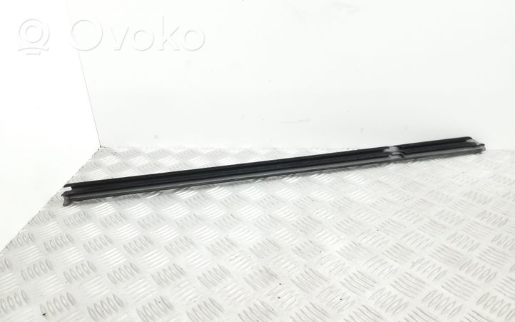 Volkswagen Golf VII Gumowa uszczelka szyby drzwi tylnych 5G9839479A