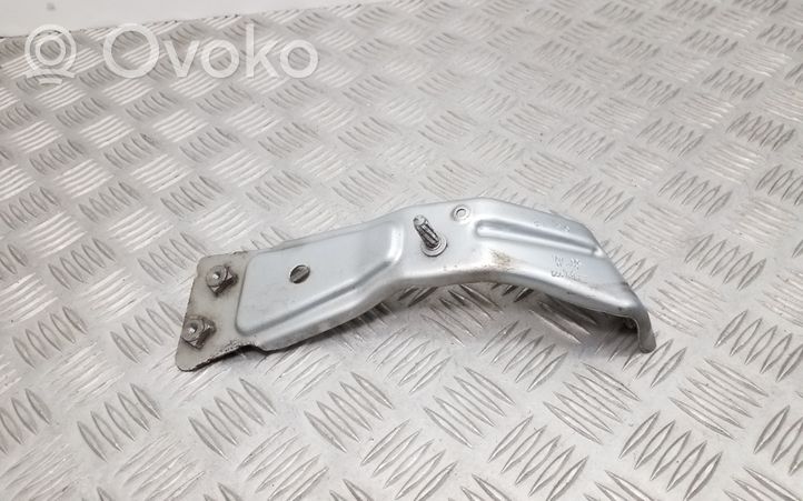 Volkswagen Jetta VI Fender mounting bracket 5C6821137