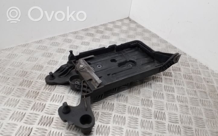 Volkswagen PASSAT B8 Battery tray 5Q0915321J