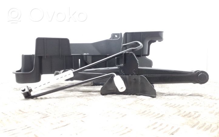 Audi Q3 8U Домкрат (данкрат) 8U0011215