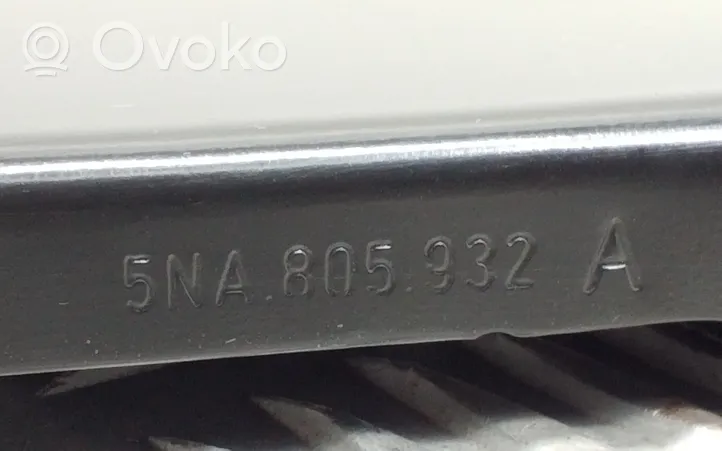 Volkswagen Tiguan Jäähdyttimen kehyksen suojapaneelin kiinnike 5NA805932A