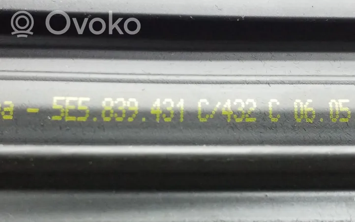 Skoda Octavia Mk3 (5E) Takaoven ikkunalasin kumitiiviste 5E5839431C