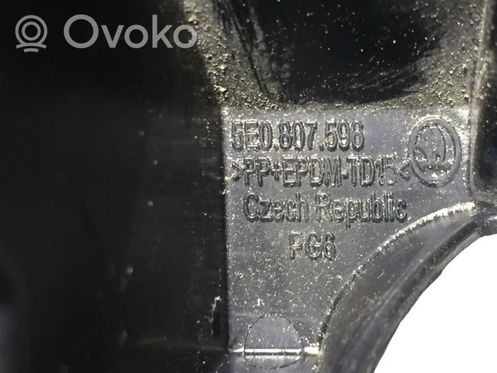 Skoda Octavia Mk3 (5E) Uchwyt / Mocowanie zderzaka przedniego 5E0807596