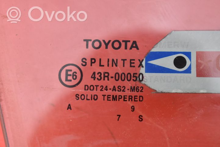 Toyota Avensis T220 Vetro del finestrino della portiera anteriore - quattro porte TOYOTA