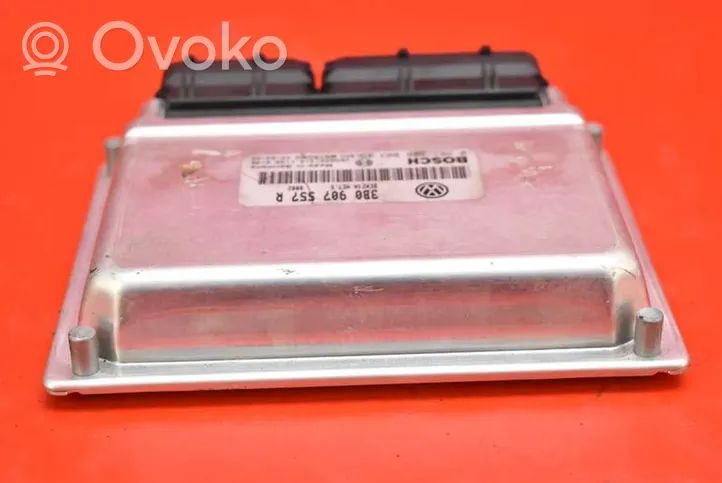 Volkswagen PASSAT B5.5 Motora vadības bloka ECU 3B0907557R