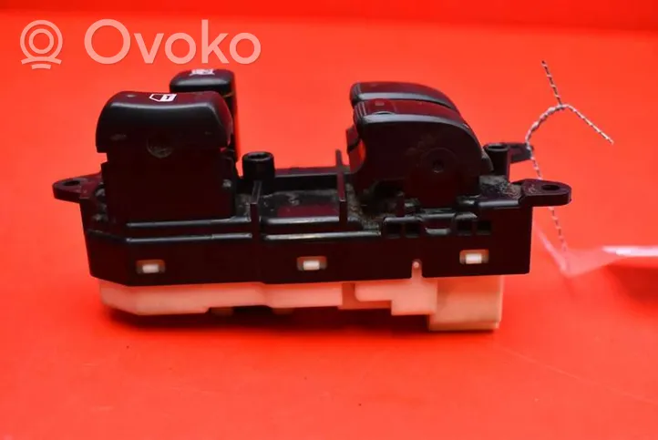 Toyota Corolla Verso E121 Electric window control switch 84040-13060