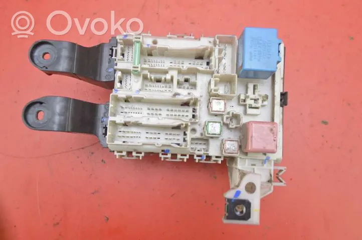 Toyota Avensis Verso Skrzynka bezpieczników / Komplet 82730-05170-C