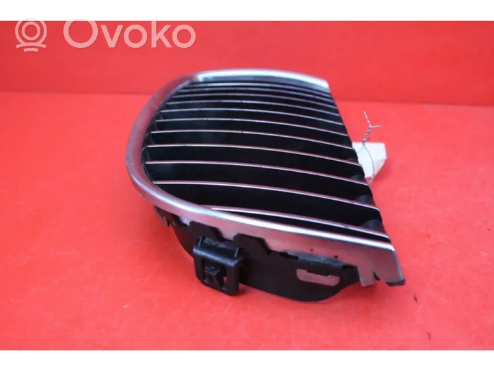 BMW X3 E83 Grille de calandre avant 7120009