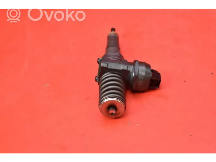 Volkswagen Golf V Fuel injector 038130073BN