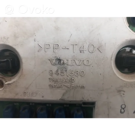 Volvo S70  V70  V70 XC Speedometer (instrument cluster) 9451530