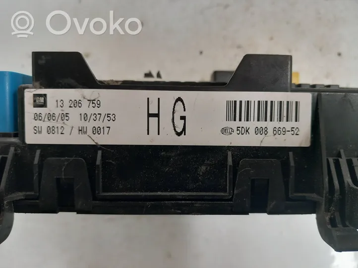 Opel Zafira B Module de fusibles 13206759