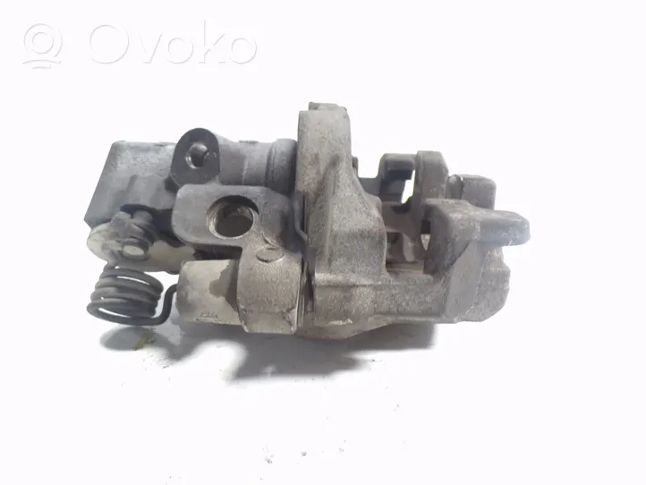 Ford Focus C-MAX Supporto della pinza del freno posteriore 2210213