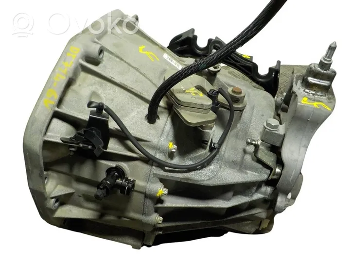 Renault Latitude (L70) Mechaninė 5 pavarų dėžė 7701477811