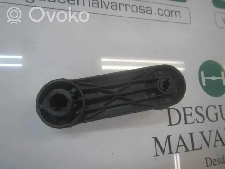 Opel Corsa D Manovella finestrino della portiera posteriore 