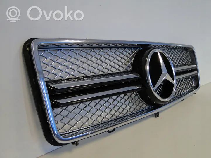 Mercedes-Benz G W463 Etupuskurin ylempi jäähdytinsäleikkö A4638880011