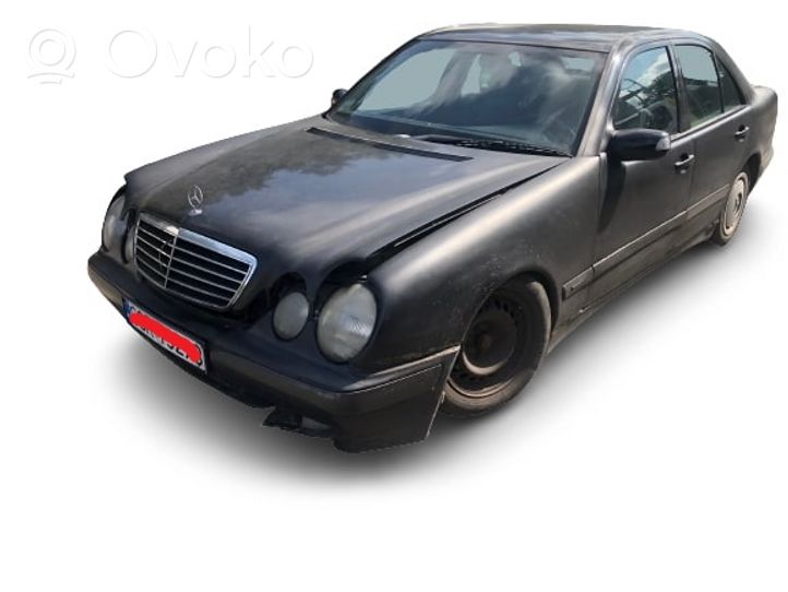 Mercedes-Benz E W210 Szyba przednia / czołowa 611961