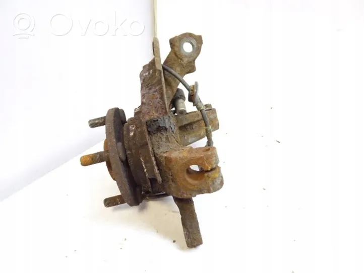 Mazda 323 F Fuso a snodo con mozzo ruota anteriore C100-33-031A