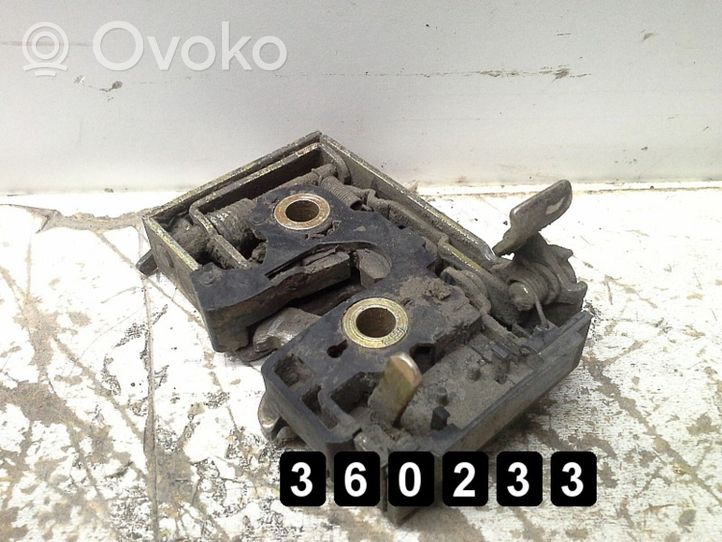 Volkswagen PASSAT B3 Front door lock 357839016B