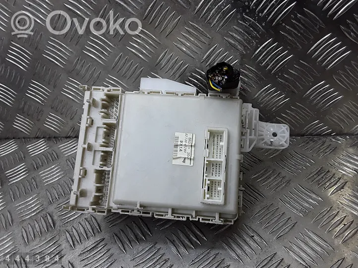 Toyota Prius (NHW20) Ramka / Moduł bezpieczników 8273047290