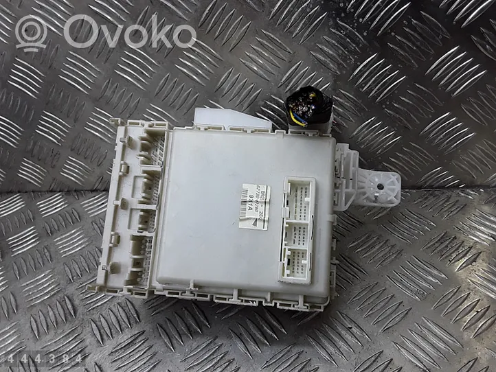 Toyota Prius (NHW20) Module de fusibles 8273047290