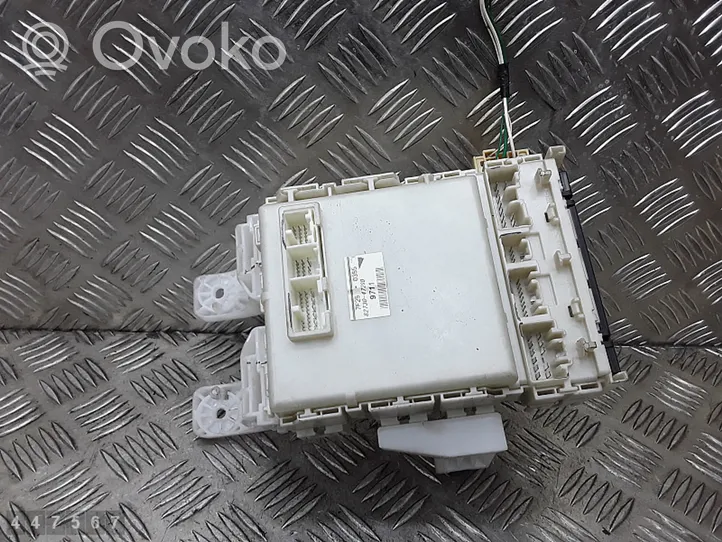 Toyota Prius (NHW20) Module de fusibles 8273047290