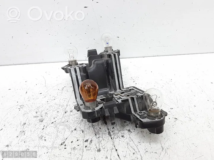 Volvo S80 Takavalon polttimon suojan pidike 162515