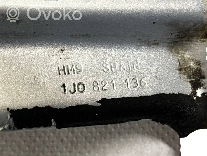 Volkswagen Golf IV Supporto di montaggio del parafango 1J0821136