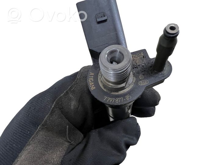 BMW 1 E82 E88 Fuel injector 7797877