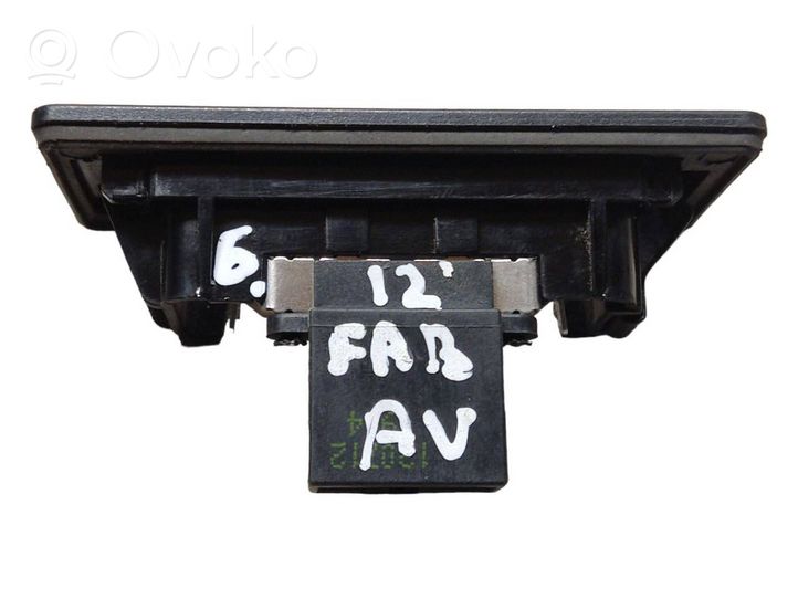 Skoda Fabia Mk2 (5J) Lampa oświetlenia tylnej tablicy rejestracyjnej 8T0943021