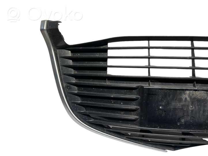 Toyota Yaris Grille calandre supérieure de pare-chocs avant 531020D030