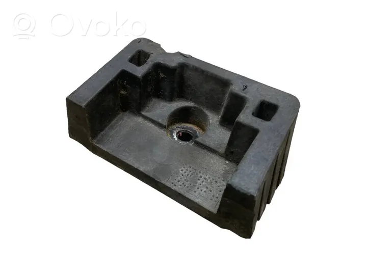 Volkswagen Touareg II Jacking socket point 7L8804123