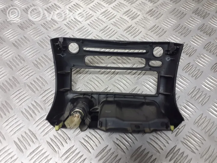 Toyota Yaris Verso Konsola środkowa / Radio / GPS 86220-52020