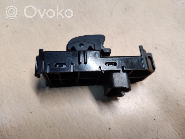 Daihatsu Materia Electric window control switch 8200V76