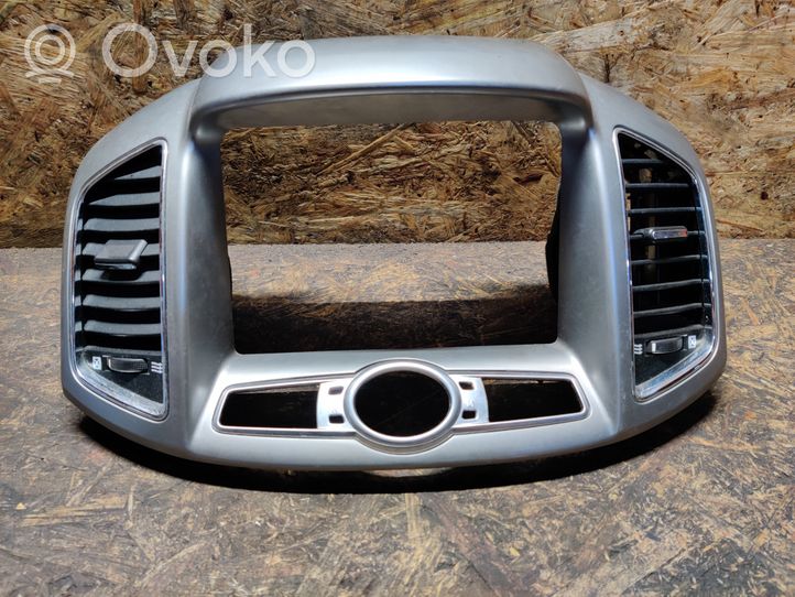 Chevrolet Captiva Griglia di ventilazione centrale cruscotto AKE42535