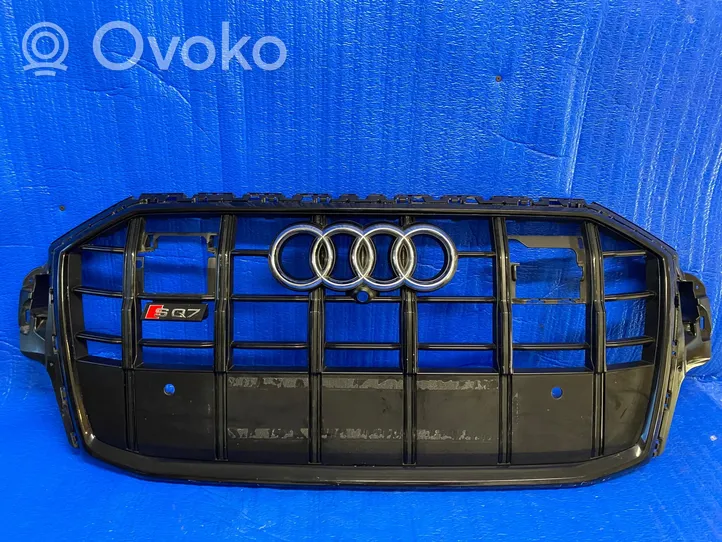 Audi Q7 4M Grotelės viršutinės 4M0853651AK