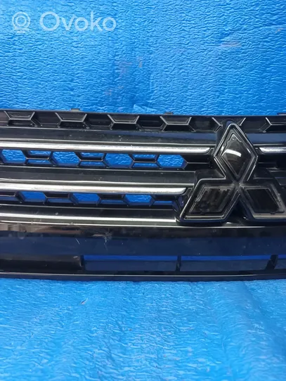 Mitsubishi Space Wagon Grille calandre supérieure de pare-chocs avant 7450B351