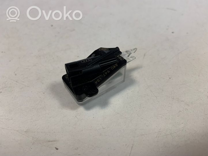 Audi A4 S4 B9 Lampka zewnętrzna przedniej klamki 8W0947134