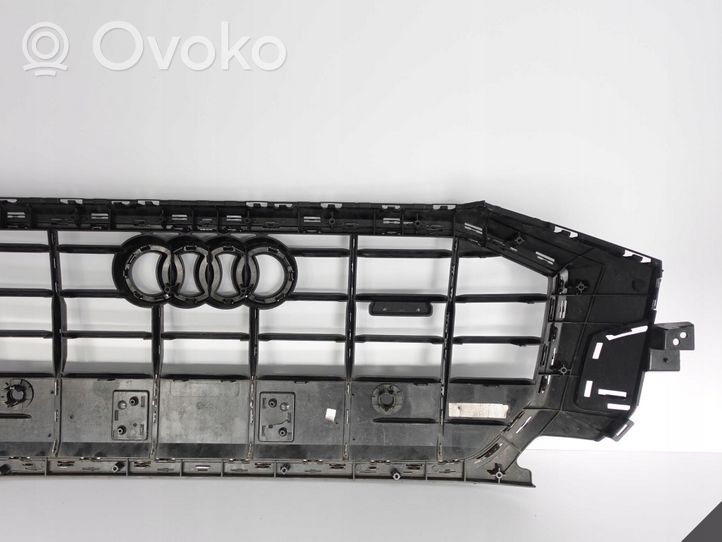 Audi Q8 Grotelės viršutinės 4M8853651A