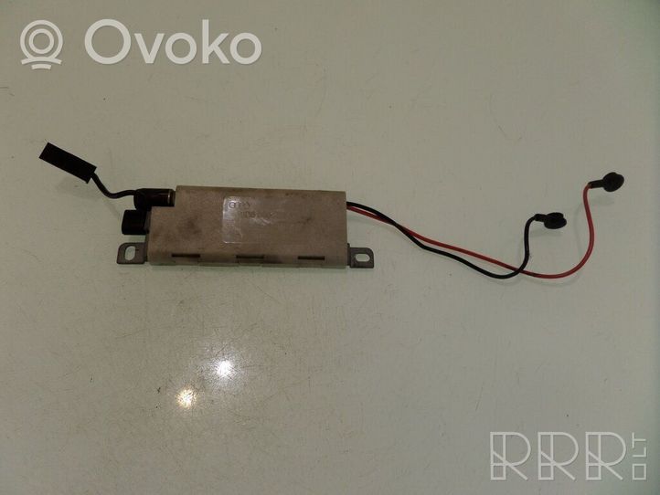 Audi A4 S4 B5 8D Antenos stiprintuvas 8D5035225D