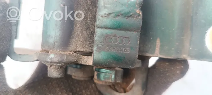 Audi A4 S4 B5 8D Priekšpusē apakšējā vira (eņģe) 8D0831412B