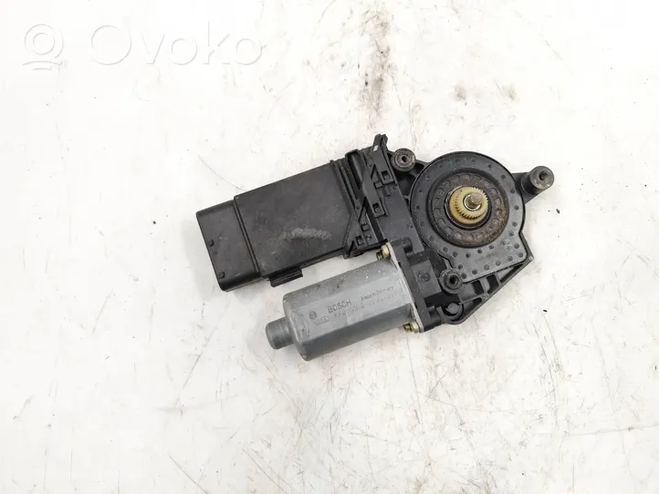 Volkswagen PASSAT B5.5 Front door window regulator motor 0130821695