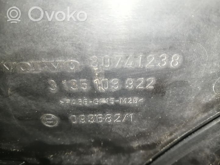 Volvo V70 Jäähdyttimen jäähdytinpuhaltimen suojus 30749760